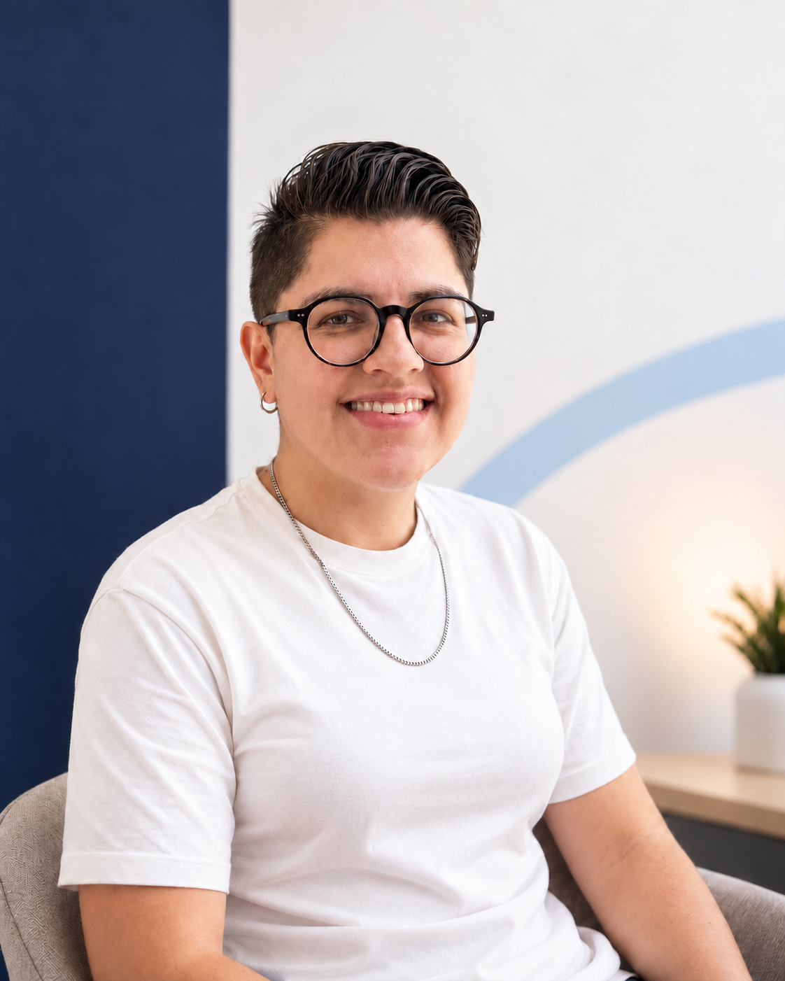 Retrato de Aurora Nuño, psicóloga del deporte de DEXTREXA, sonriendo en su consultorio